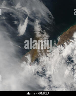 Cette image de la plume de cendres du volcan Pavlof en Alaska a été capturé par le spectromètre imageur à résolution moyenne instrument qui vole à bord du satellite AQUA de la NASA. L'image a été prise le 19 mai à 23:55 UTC (7 h 55 HAE). Le contour rouge indique la chaleur provenant du volcan, et le panache de cendres marron foncé est soufflant dans une direction nord-est. Credit : NASA Goddard MODIS Rapid Response Team --- Pavlof l'Alaska Volcano : NASA's view from space Le Pavlof volcan, situé dans la péninsule d'Alaska National Wildlife Refuge a été la production de gaz et de vapeur depuis panaches Banque D'Images