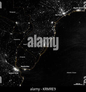 Cette image d'une partie de la côte atlantique de l'Amérique du Sud a été acquise par le satellite NPP Suomi dans la nuit du 20 juillet 2012. L'image a été rendue possible par le "jour-nuit" de la bande du Visible Infrared Imaging Radiometer Suite (VIIRS), qui détecte la lumière dans une gamme de longueurs de vert à proche infrarouge et utilise les techniques de filtrage pour observer les signaux faibles, tels que les lumières, les torchères de gaz, les Aurora, les incendies, et reflétait la lune. "Rien ne nous dit plus sur la propagation des humains sur la terre que les lumières de la ville," dit Chris Elvidge, qui dirige le groupe d'observation de la Terre à la NOAA's N Banque D'Images