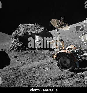 Comme17-146-22294 (13 décembre 1972) --- scientifique-astronaute Harrison H. Schmitt est photographié à côté d'un travail énorme rocher à la station 6 (base de l'Amérique du Massif) au cours de la troisième Apollo 17 activité extravéhiculaire (EVA-3) à l'emplacement d'atterrissage Taurus-Littrow. La partie avant du Rover lunaire (LRV) est visible sur la gauche. Cette photo a été prise par l'astronaute Eugene A. Cernan, commandant d'Apollo 17. Schmitt est le pilote du module lunaire. Bien que les astronautes Cernan et Schmitt est descendu dans le module lunaire (LM) 'Challenger' pour l'exploration de la Lune, l'astronaute Ronald E. Evans, pilote du module de commande, remai Banque D'Images