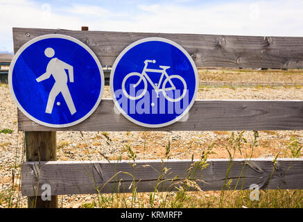 Signe de la circulation d'interdiction. Aucun signe d'entrée de voiture. Aucun véhicule à moteur. N'autoriser que les cyclistes et piétons sur la clôture en bois. Banque D'Images