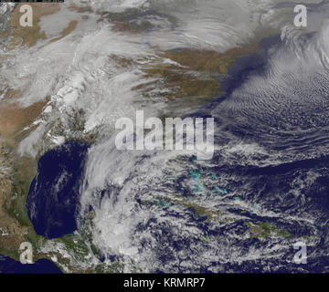 Son image visible de la NOAA GOES-13 satellite a été prise le vendredi 3 février 2031 à 3:31 UTC (13 h HNE) et montre le système de tempête qui devrait apporter un début d'humide dimanche's Superbowl en Indiana. Cependant, la faible va faire un tiret pour la ligne de but, et va marquer un ciel ensoleillé pour l'après-midi. La zone de basse pression qui sera à la tête d'Indiana pour Superbowl dimanche est en ce moment sur le sud de l'Oklahoma et vu sur le côté gauche de l'image en tant que zones arrondies de la plus blanche des nuages. Cette zone de basse pression devrait suivre à travers l'est du Kentucky et du Tennessee le Samedi, Février Banque D'Images