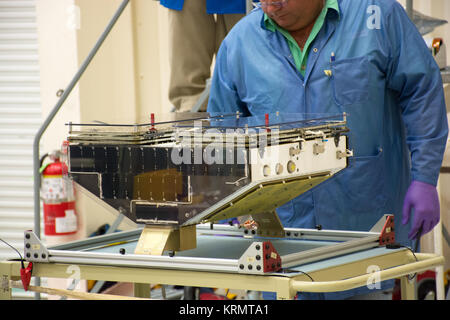 À l'intérieur du bâtiment 1555 à Vandenberg Air Force Base, en Californie, les techniciens et ingénieurs d'installer l'un de huit Cyclone NASA Global Navigation Satellite System (CYGNSS) sonde sur son module de déploiement. Les activités de transformation va préparer le vaisseau spatial pour le lancement à bord d'une fusée Pegasus XL d'ATK. Quand les préparatifs sont en compétition à Vandenberg, la fusée sera transporté au Centre spatial Kennedy de la NASA en Floride jointe à l'ATK orbitale L-1011 porte-avions avec sa charge utile en carénage. CYGNSS va lancer sur la fusée Pegasus XL à partir de la mini Bande à Cape Canaveral Air Force Banque D'Images