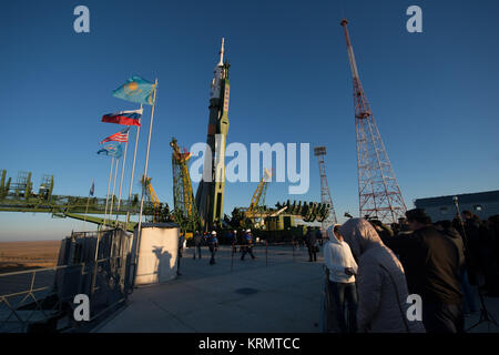 L'engin spatial Soyouz MS-02 est vu après avoir été relevée en position verticale sur la rampe de lancement, le dimanche, 16 octobre, 2016 au cosmodrome de Baïkonour au Kazakhstan. L'ingénieur de vol de l'expédition 49 Shane Kimbrough de NASA, commandant de Soyouz Sergey Ryzhikov de Roscosmos, et ingénieur de vol Andrey Borisenko de Roscosmos sont prévues pour le lancement depuis le cosmodrome de Baïkonour au Kazakhstan le 19 octobre. Crédit photo : NASA/Joel Kowsky) Déploiement de l'expédition 49 (AC201610160022) Banque D'Images