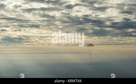 L'engin spatial Soyouz MS-01 est vu comme il terres avec les membres de l'équipage Expedition 49 L'astronaute de la NASA Kate Rubins, le cosmonaute russe Anatoly Ivanishin de Roscosmos, astronaute et Takuya Onishi de l'Agence japonaise d'exploration aérospatiale (JAXA) près de la ville de Zhezkazgan, le Kazakhstan le dimanche, Octobre 30, 2016(temps). Kazakh Rubins, Ivanishin, Onishi et reviennent après 115 jours dans l'espace où ils ont servi en tant que membres de l'Expédition 48 et 49 équipages à bord de la Station spatiale internationale. Crédit photo : NASA/Bill Ingalls) Expedition 49 MS-01 Soyouz Landing (AC201610300010) Banque D'Images