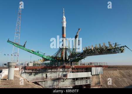 La fusée Soyouz est vu après avoir été mis en place par le train jusqu'à la plateforme de lancement au cosmodrome de Baïkonour, Kazakhstan, le lundi, 14 novembre, 2016. L'astronaute de la NASA Peggy Whitson, le cosmonaute russe Oleg Novitski de Roscosmos, et l'astronaute Thomas Pesquet va lancer à partir du cosmodrome de Baïkonour au Kazakhstan le matin du 18 novembre (temps kazakh.) Tous les trois aura dépensé environ six mois sur le complexe orbital. Crédit photo : NASA/Victor Zelentsov) Expedition 50 Déploiement Soyouz (AC201611140038) Banque D'Images