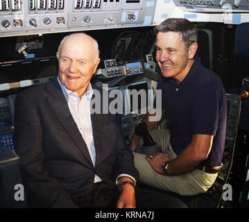 Feb 17, 2012 -- John Glenn et la NASA Kennedy Space Center Réalisateur Bob Cabana s'asseoir dans le poste de pilotage de la navette spatiale Discovery de la baie 1 Installation de traitement de l'orbiteur de la NASA au Centre spatial Kennedy en Floride. Glenn est au centre de l'espace pour marquer le 50e anniversaire d'être le premier astronaute américain en orbite autour de la Terre à l'intérieur de la NASA du projet Mercury Friendship 7 capsule le 20 février, 1962. Glenn est revenu plus tard à l'espace en octobre 1998 en tant que spécialiste de charge utile à bord du Discovery STS-95 mission. Lancement de Glenn à bord d'une fusée Atlas a pris avec elle les espoirs de toute une nation et a marqué le Banque D'Images