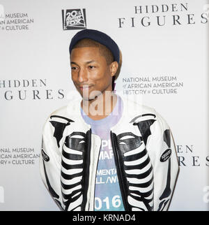 Le chanteur-compositeur Pharrell Williams arrive sur le tapis rouge pour la projection du film "chiffres cachés" au Smithsonian's National Museum of African American History and Culture, mercredi, 14 décembre 2016 à Washington DC. Le film est basé sur le livre du même titre, par Margot Lee Shetterly, et raconte la vie de Katherine, Dorothy Johnson Vaughan et Mary Jackson -- les femmes afro-américaines travaillant à la NASA comme "les droits de l'ordinateurs", qui ont été essentiels à la réussite de l'amitié de John Glenn 7 mission en 1962. Crédit photo : NASA/Joel Kowsky) 22chiffres cachés22 Dépistage à N Banque D'Images