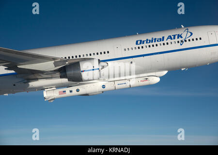 Photographié à partir de la F-18, l'avion pathfinder ATK orbitale L-1011 avions Stargazer est vu voler au-dessus de l'océan Atlantique au large de Daytona Beach, Floride. Sous l'aéronef est la fusée Pegasus XL avec huit Cyclone Global Navigation Satellite System, ou CYGNSS ou spatiale. Le CYGNSS satellites seront fréquemment prendre des mesures précises des vents de surface de l'océan tout au long du cycle de vie des tempêtes tropicales et des ouragans. Les données qui CYGNSS fournit permettront aux scientifiques d'explorer les principales interactions air-mer les processus qui prennent place près de l'essentiel de tempêtes, qui sont ra Banque D'Images