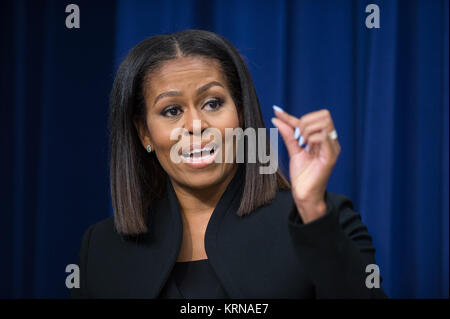 La Première Dame Michelle Obama parle après une projection du film "chiffres cachés" à la Maison Blanche, jeudi, 15 décembre 2016 à Washington. Le film est basé sur le livre du même titre, par Margot Lee Shetterly, et raconte la vie de Katherine, Dorothy Johnson Vaughan et Mary Jackson -- les femmes afro-américaines travaillant à la NASA comme "les droits de l'ordinateurs", qui ont été essentiels à la réussite de l'amitié de John Glenn 7 mission en 1962. Crédit photo : NASA/Aubrey Gemignani) 22chiffres cachés22 Le dépistage à la Maison Blanche (AC201612150017) Banque D'Images