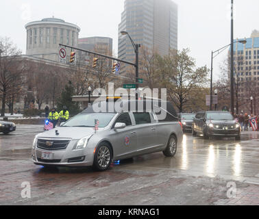 Ancien astronaute et sénateur américain John Glenn's Funeral procession quitte l'Ohio Statehouse à Columbus, Ohio, Samedi, Décembre 17, 2016. Crédit photo : NASA/Bridget Caswell) John Glenn Procession (AC201612170027) Banque D'Images