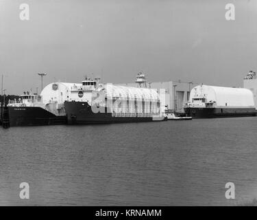 Manœuvres Apollo remorqueur fusée Saturne en 1966, les barges Banque D'Images