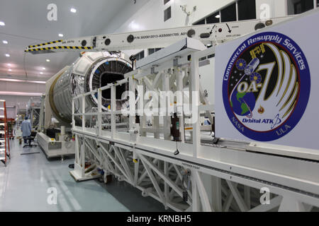 Dans l'installation de traitement de la Station spatiale de la NASA au Centre spatial Kennedy en Floride, les préparatifs sont en cours pour fermer la trappe du vaisseau cargo Cygnus pressurisée de module (PCM) pour le CRS-7 ATK Orbital mission à la Station spatiale internationale. Le lancement est prévu pour le 19 mars 2017, le service d'approvisionnement commercial mission va soulever l'Alliance Lancement au sommet d'une fusée Atlas V de l'espace complexe de lancement 41 à Cap Canaveral Air Force Station. Cygnus CRS-7 OA dans Kennedy SSPF (KSC-20170212-PH SNT01 0022) Banque D'Images