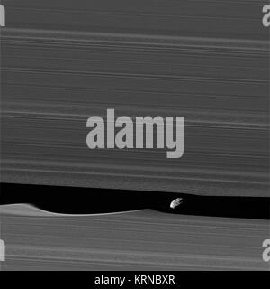 PIA21056 - Daphnis de près, Version améliorée Banque D'Images