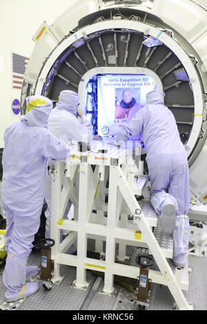 À l'intérieur de l'établissement de services dangereux de la charge utile de la NASA au Centre spatial Kennedy en Floride, techniciens attacher le John Glenn bannière à l'intérieur de l'ATK Orbital Cygnus module cargo sous pression. Le module cargo Cygnus a été renommé le S.S. John Glenn en hommage à l'ancien projet Mercure et l'astronaute de la navette spatiale. Le CRS-7 ATK orbitale services d'approvisionnement commercial mission à la Station spatiale internationale est prévu de lancer au sommet d'une fusée Atlas V Alliance Lancement de l'espace complexe de lancement 41 à Cap Canaveral Air Force Station n'est pas antérieure au 21 mars 2017. Cygnus livrera Banque D'Images