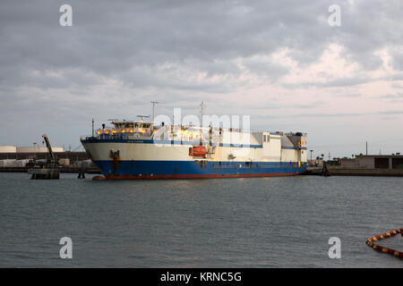 Le Mariner barge arrive à la base aérienne de Cap Canaveral en Floride, transportant la première pièce de matériel de vol intégré pour système de lancement de la NASA (SLS) rocket, le rapport intermédiaire de la propulsion cryotechnique Phase (PIC). Le PIC a été expédiée de l'United Launch Alliance (ULA) installation dans la région de Decatur, Alabama. Le PIC seront déchargés et transportés à l'ULA Intégration horizontale installation où il sera retiré de son affaire de vol. Le PIC est l'étape dans l'espace qui est situé vers le haut de la fusée, entre le lancement de l'adaptateur et le stade du véhicule spatial Orion Adaptateur. Il wi Banque D'Images