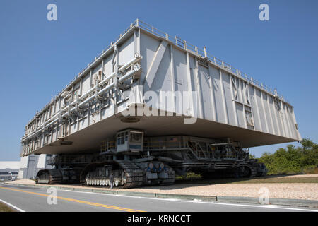 Mise à niveau de la NASA crawler-transporteur 2 (TC-2), faisant de la plate-forme de lancement mobile 1, se déplace lentement le long de la crawlerway vers le bâtiment d'assemblage du véhicule à l'agence au Centre spatial Kennedy en Floride. La mise à niveau et modifications de chenilles ont été contrôlés et testés au cours d'un essai de chargement à la crawlerway Pad A/B split. CT-2 sera de retour à la cour crawler. Le crawler est testé pour vérifier qu'il est prêt à soutenir la charge du lanceur mobile portant le système de lancement spatial Orion au sommet pour le premier vol d'essai, l'exploration Mission 1. Les systèmes au sol et des opérations de développement Banque D'Images