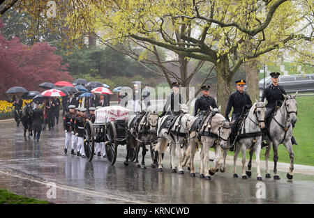 Cheval porte caisson ancien astronaute et sénateur américain John Glenn à sa dernière demeure au cours de l'inhumation au cimetière national d'Arlington, le jeudi 6 avril 2017 en Virginie. Glenn est le premier Américain en orbite autour de la Terre le 20 février 1962, dans un vol de cinq heures à bord du vaisseau spatial Friendship 7. En 1998, il a battu un autre record en retournant à l'espace à l'âge de 77 ans de la navette spatiale Discovery. Crédit photo : NASA/Aubrey Gemignani) John Glenn enterrement (AC201704060001) Banque D'Images