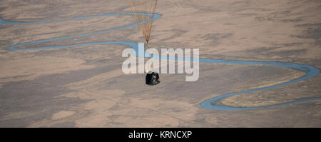 L'engin spatial Soyouz MS-02 est vu comme il terres avec le commandant de l'Expédition 50 Shane Kimbrough de NASA et ingénieurs de vol Sergey Ryzhikov et Andrey Borisenko de Roscosmos, près de la ville de Zhezkazgan, le Kazakhstan le Lundi, Avril 10, 2017 (temps). Kazakh Kimbrough, Ryzhikov, et Borisenko reviennent après 173 jours dans l'espace où ils ont servi en tant que membres de l'Expédition 49 et 50 équipages à bord de la Station spatiale internationale. Crédit photo : NASA/Bill Ingalls) Expedition 50 MS-02 Soyouz Landing (AC201704100006) Banque D'Images