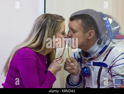 L'ingénieur de vol de l'expédition 51 Jack Fischer de la NASA accorde son épouse Elizabeth un baiser à travers le verre tandis que dans la quarantaine, après que sa combinaison Sokol russe vérifié la pression en vue du lancement à bord du vaisseau Soyouz MS-04 le Jeudi, Avril 20, 2017 au cosmodrome de Baïkonour au Kazakhstan. Le Soyouz avec Fischer et commandant de Soyouz Fyodor Yurchikhin de Roscosmos le lancement est prévu à 1 h 13 heure de Baïkonour le 20 avril. Crédit photo : NASA/Victor Zelentsov) Expedition 51 Contrôles de pression (AC201704200071) Banque D'Images