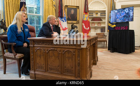 Le président Donald Trump, rejoint par l'astronaute de la NASA Kate Rubins, gauche, et première fille Ivanka Trump, entretiens avec les astronautes de la NASA Peggy Whitson et Jack Fischer à bord de la Station spatiale internationale Lundi, 24 avril 2017 à partir du bureau ovale de la Maison Blanche à Washington. Le Président a félicité Whitson pour briser le record de temps passé cumulatif dans l'espace par un astronaute américain. La Présidente et première fille a également discuté avec les trois astronautes ce que vivre et travailler sur l'avant-poste en orbite ainsi que l'importance de la queue. Crédit photo : NASA/Bill Ingalls) Terre- Banque D'Images