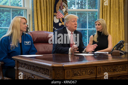 Le président Donald Trump, rejoint par l'astronaute de la NASA Kate Rubins, gauche, et première fille Ivanka Trump, entretiens avec les astronautes de la NASA Peggy Whitson et Jack Fischer à bord de la Station spatiale internationale Lundi, 24 avril 2017 à partir du bureau ovale de la Maison Blanche à Washington. Le Président a félicité Whitson pour briser le record de temps passé cumulatif dans l'espace par un astronaute américain. La Présidente et première fille a également discuté avec les trois astronautes ce que vivre et travailler sur l'avant-poste en orbite ainsi que l'importance de la queue. Crédit photo : NASA/Bill Ingalls) Terre- Banque D'Images