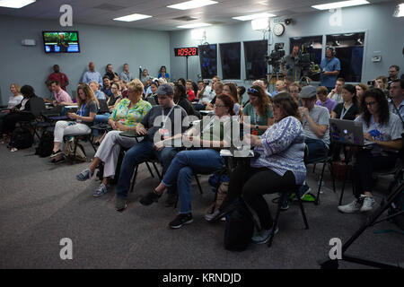 Dans le Centre Spatial Kennedy's Press Site auditorium, les membres des médias sociaux participer à une réunion d'information sur l'objet d'expériences et d'instruments pour être livré à la Station spatiale internationale sur SpaceX CRS-11. Un Dragon est prévu pour être lancé à partir de l'ensemble de lancement du Kennedy 39A sur 1 Juin au sommet d'une fusée SpaceX Falcon 9 sur la 11e mission commerciale Services d'approvisionnement de la station spatiale. KSC-20170531-PH KLS01 0072 (35018141535) Banque D'Images