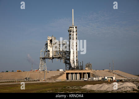 Comme une fusée Falcon 9 est prête pour le décollage au Kennedy Space Center Lancement du complexe 39A. La fusée va stimuler un vaisseau de ravitaillement de dragon à la Station spatiale internationale. Le décollage est prévu pour 5:55 HAE. Sur sa 11e mission commerciale services de ravitaillement de la station spatiale, Dragon, 6 000 livres de fournitures telles que l'étoile à neutrons intérieur Composition Explorer, ou mieux, d'étudier l'instrument physique extraordinaire des étoiles à neutrons. KSC-20170601-PH GEB01 0032 (34647720420) Banque D'Images