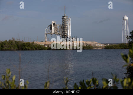 Comme une fusée Falcon 9 est prête pour le décollage au Kennedy Space Center Lancement du complexe 39A. La fusée va stimuler un vaisseau de ravitaillement de dragon à la Station spatiale internationale. Le décollage est prévu pour 5:55 HAE. Sur sa 11e mission commerciale services de ravitaillement de la station spatiale, Dragon, 6 000 livres de fournitures telles que l'étoile à neutrons intérieur Composition Explorer, ou mieux, d'étudier l'instrument physique extraordinaire des étoiles à neutrons. KSC-20170601-PH GEB01 0110 (34903540581) Banque D'Images