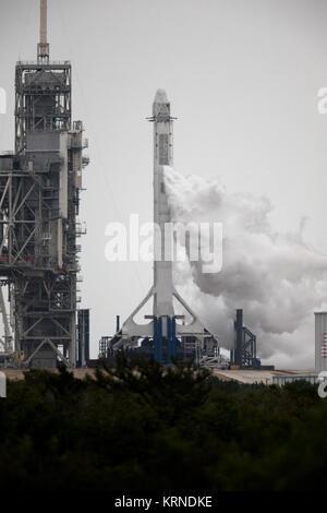 La NASA à Kenney Space Centre de lancement 39A de l'oxygène liquide, les évents de vapeur à partir d'une fusée Falcon 9 pour le chargement de propergol pendant 1 juin 2017, tentative de lancement. La fusée est prévue pour stimuler une capsule Dragon sur sa 11e mission commerciale services de ravitaillement de la Station spatiale internationale. KSC-20170601-PH KLS01 0005 (34923529551) Banque D'Images