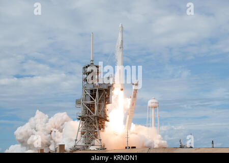 Une fusée Falcon 9 SpaceX décollera du complexe de lancement 39A à la NASA's Kenney Space Center en Floride, la société commerciale de 11ème mission services de ravitaillement de la Station spatiale internationale. Le décollage était à 5:07 HAE à partir du site de lancement historique maintenant exploité par SpaceX en application d'un accord avec la NASA. Le Dragon spacecraft livrera 6 000 livres de fournitures telles que l'étoile à neutrons intérieur Composition Explorer, ou plus agréable, conçu pour étudier la physique extraordinaire de ces étoiles, fournir des renseignements sur leur nature et leur comportement. KSC-20170603-PH AWG06 0008 (35119281635, recadré) Banque D'Images