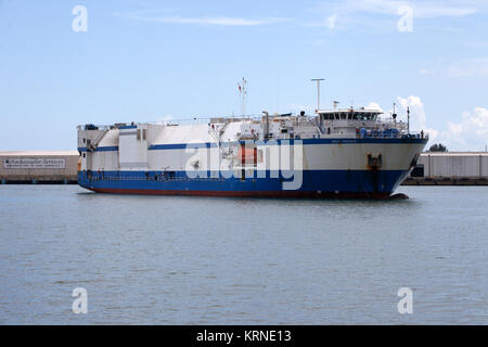 Lancement de l'Alliance (ULA) Mariner arrive à Port Canaveral en Floride, la réalisation d'un Atlas V booster à destination de à proximité de Cape Canaveral Air Force Station. La fusée de lancement est prévu pour le Tracking and Data Relay Satellite, TDRS-M. Il sera le dernier vaisseau spatial à destination de la constellation de l'agence des communications satellites qui permet à près d'un contact prolongé avec l'engin spatial en orbite allant de la Station spatiale internationale et de télescope spatial Hubble pour l'ensemble des observatoires scientifiques. Le décollage au sommet de la fusée Atlas V ULA est prévue du cap peut Banque D'Images