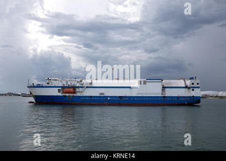 Lancement de l'Alliance (ULA) Mariner arrive à Port Canaveral en Floride, la réalisation d'un Atlas V booster à destination de à proximité de Cape Canaveral Air Force Station. La fusée de lancement est prévu pour le Tracking and Data Relay Satellite, TDRS-M. Il sera le dernier vaisseau spatial à destination de la constellation de l'agence des communications satellites qui permet à près d'un contact prolongé avec l'engin spatial en orbite allant de la Station spatiale internationale et de télescope spatial Hubble pour l'ensemble des observatoires scientifiques. Le décollage au sommet de la fusée Atlas V ULA est prévue du cap peut Banque D'Images