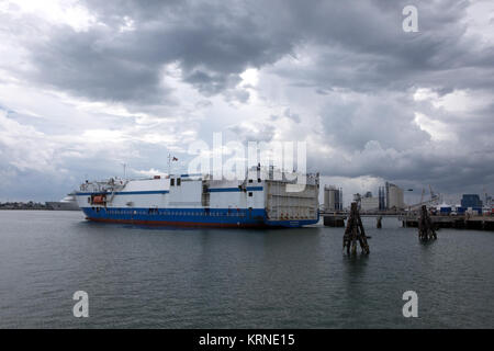 Lancement de l'Alliance (ULA) Mariner arrive à Port Canaveral en Floride, la réalisation d'un Atlas V booster à destination de à proximité de Cape Canaveral Air Force Station. La fusée de lancement est prévu pour le Tracking and Data Relay Satellite, TDRS-M. Il sera le dernier vaisseau spatial à destination de la constellation de l'agence des communications satellites qui permet à près d'un contact prolongé avec l'engin spatial en orbite allant de la Station spatiale internationale et de télescope spatial Hubble pour l'ensemble des observatoires scientifiques. Le décollage au sommet de la fusée Atlas V ULA est prévue du cap peut Banque D'Images