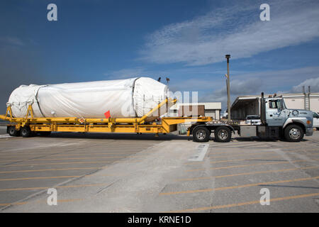 À Port Canaveral en Floride, un United Launch Alliance Atlas V booster est transportée de la société Mariner bateau au centre des opérations de vol dans l'Atlas à Cap Canaveral Air Force Station. La fusée de lancement est prévu pour le Tracking and Data Relay Satellite, TDRS-M. Il sera le dernier vaisseau spatial à destination de la constellation de l'agence des communications satellites qui permet à près d'un contact prolongé avec l'engin spatial en orbite allant de la Station spatiale internationale et de télescope spatial Hubble pour l'ensemble des observatoires scientifiques. Le décollage au sommet de la fusée Atlas V ULA Banque D'Images