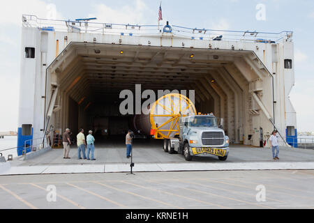 À Port Canaveral en Floride, un United Launch Alliance Atlas V booster est transportée de la société Mariner bateau au centre des opérations de vol dans l'Atlas à Cap Canaveral Air Force Station. La fusée de lancement est prévu pour le Tracking and Data Relay Satellite, TDRS-M. Il sera le dernier vaisseau spatial à destination de la constellation de l'agence des communications satellites qui permet à près d'un contact prolongé avec l'engin spatial en orbite allant de la Station spatiale internationale et de télescope spatial Hubble pour l'ensemble des observatoires scientifiques. Le décollage au sommet de la fusée Atlas V ULA Banque D'Images