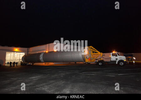 Lancement d'une Alliance de l'Atlas V première étape quitte le centre d'opérations spatiales de l'Atlas à bord d'une remorque de transport pour la livraison de l'intégration verticale à l'installation de lancement de l'espace 41 à Cap Canaveral Air Force Station en Floride. La fusée de lancement est prévu pour le Tracking and Data Relay Satellite, TDRS-M. Il sera le dernier vaisseau spatial à destination de la constellation de l'agence des communications satellites qui permet à près d'un contact prolongé avec l'engin spatial en orbite allant de la Station spatiale internationale et de télescope spatial Hubble pour l'ensemble des observatoires scientifiques. Li Banque D'Images