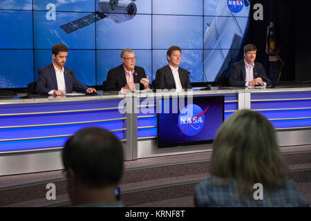 Dans le Centre Spatial Kennedy's Press Site auditorium, agence et les chefs de file de l'industrie parler aux représentants des médias lors d'un lancement de la conférence de presse de la CRS SpaceX-12 Services d'approvisionnement commercial mission à la Station spatiale internationale. De gauche à droite : Josh Finch de Communications de la NASA ; Dan Hartman, directeur adjoint de la NASA le Programme de la Station spatiale internationale, Hans Koenigsmann, vice-président de la construction et de vol de fiabilité pour SpaceX, et Pete Hasbrook, associate programme scientifique pour le Programme de la Station spatiale internationale. Un Dragon est prévu pour être lancé à partir de Kennedy Banque D'Images