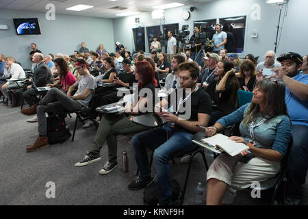 Dans le Centre Spatial Kennedy's Press Site auditorium, les membres des médias sociaux écouter un exposé axé sur la recherche lancement prévu à la Station spatiale internationale. Les documents scientifiques et les fournitures seront à bord d'un vaisseau spatial Dragon dont le lancement de Kennedy complexe de lancement 39A, le 14 août au sommet d'une fusée SpaceX Falcon 9 sur la 12e mission commerciale Services d'approvisionnement de la station spatiale. KSC-20170813-PH KLS02 0011 (35716568114) Banque D'Images