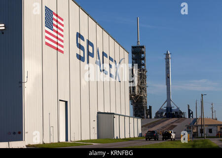 Comme une fusée Falcon 9 est prête pour le décollage au Kennedy Space Center Lancement du complexe 39A. La fusée va stimuler un vaisseau de ravitaillement de dragon à la Station spatiale internationale. Le décollage est prévu pour 12 h 31 HAE. Sur sa 12e mission commerciale services de ravitaillement de la station spatiale, Dragon fera apparaître plus de 6 400 livres de fournitures. Le lancement historique site est maintenant exploité par SpaceX en application d'un accord signé avec la NASA. KSC-20170814-PH KLS01 0042 (36426654511) Banque D'Images