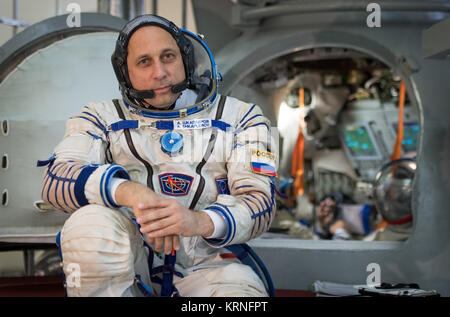 Membre de l'équipage Expédition 53 Anton Shkaplerov sauvegarde de Roscosmos attend d'entrer dans le simulateur Soyouz comme lui et d'autres membres de l'équipe de sauvegarde et Scott Walker Shannon Tingle de NASA participer à leurs examens de qualification de la fusée Soyouz, le mercredi, 30 août, 2017 au Centre d'entraînement des cosmonautes Gagarine (GCTC) à la Cité des étoiles, en Russie. Crédit photo : NASA/Bill Ingalls) Expedition 53 examens de qualification (AC201708300012) Banque D'Images