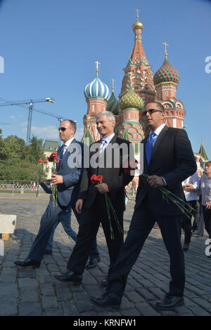 L'équipage Alexander Misurkin 53-54 Expédition de Roscosmos (à gauche) et Mark Vande Hei (centre) et Joe Acaba de la NASA (droite) Promenade à travers la Place Rouge à Moscou, en face de la cathédrale Saint-Basile 1 septembre, alors qu'ils se préparaient à jeter des fleurs sur le mur du Kremlin où sont enterrés les icônes de l'espace russe dans les cérémonies d'avant-lancement. Ils lanceront le 13 septembre depuis le cosmodrome de Baïkonour au Kazakhstan le 13 septembre sur l'engin spatial Soyouz MS-06 pour cinq mois et demi de mission sur la Station spatiale internationale. NASA/Elizabeth Weissinger Expedition 53 Visite de la Place Rouge (JSC2017-F-114484) Banque D'Images