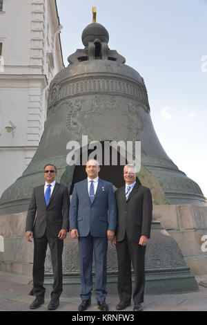 L'équipage de l'expédition 53-54 Joe Acaba de la NASA (à gauche), Alexander Misurkin de Roscosmos (centre) et Mark Vande Hei de la NASA (droite) posent pour des photos devant le Tsar Bell au Kremlin à Moscou le 1 septembre dans le cadre des cérémonies d'avant-lancement. Ils lanceront le 13 septembre depuis le cosmodrome de Baïkonour au Kazakhstan le 13 septembre sur l'engin spatial Soyouz MS-06 pour cinq mois et demi de mission sur la Station spatiale internationale. NASA/Elizabeth Weissinger Expedition 53 - Red Square Visite Tsar Bell (JSC2017-F-114485) Banque D'Images