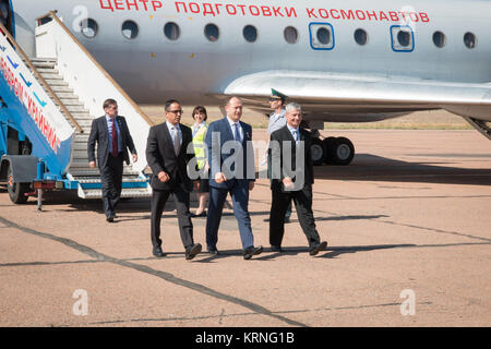 L'équipage de l'expédition 53-54 Joe Acaba de la NASA (à gauche), Alexander Misurkin de Roscosmos (centre) et Mark Vande Hei de la NASA (droite) arrivent à leur site de lancement au cosmodrome de Baïkonour au Kazakhstan le 6 septembre après un vol en provenance de leur base d'entraînement en la Cité des étoiles, en Russie pour final avant le lancement du site de formation. Ils lanceront le 13 septembre sur l'engin spatial Soyouz MS-06 depuis le cosmodrome de Baïkonour pour cinq mois et demi de mission sur la Station spatiale internationale. NASA/Victor Zelentsov MS-06 Soyouz équipage à l'aéroport de Baïkonour Banque D'Images