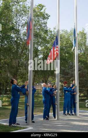 À leur hôtel cosmonaute espace équipage à Baïkonour, au Kazakhstan, l'expédition 53-54 premier et de sauvegarde de l'équipage soulever les drapeaux des États-Unis, de la Russie et le Kazakhstan le 7 septembre lors des cérémonies d'avant-lancement traditionnel. Joe Acaba de NASA, Alexander Misurkin de Roskosmos et Mark Vande Hei de la NASA va lancer le 13 septembre sur l'engin spatial Soyouz MS-06 pour cinq mois et demi de mission sur la Station spatiale internationale. NASA/Victor Zelentsov MS-06 Soyouz équipage avec leurs sauvegardes constituent des signaux Banque D'Images