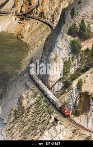 La potasse du CFCP traverse l'ouest du Canyon Blanc sur voies du CN près de Lytton - BC Banque D'Images