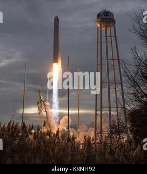 La fusée Antares d'ATK orbitale, avec l'engin spatial Cygnus à bord, lance de PAD-0A, dimanche, Novembre 12, 2017 de la NASA à Wallops Flight Facility en Virginie. L'ATK orbitale huitième mission de ravitaillement en marchandises sous contrat avec la NASA pour la Station spatiale internationale offrira environ 7 400 livres de la science et de la recherche, de l'équipage et des fournitures à la construction du véhicule pour le laboratoire orbital et son équipage. Crédit photo : NASA/Bill Ingalls) CRS-8 Lancement d'ATK Orbital (AC201711120007) Banque D'Images