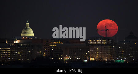 La Lune est vu comme c'est s'élève, dimanche, 3 décembre 2017, à Washington. Pleine lune d'aujourd'hui est le premier de trois mandats consécutifs. supermoons Les deux auront lieu le 1er et le 31 janvier 2018. Une supermoon se produit lorsque l'orbite de la lune est la plus proche (périgée) à la terre en même temps qu'elle est pleine. Crédit photo : NASA/Bill Ingalls Supermoon) à Washington, D.C. (AC201712030001) Banque D'Images