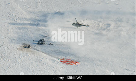 Fédération des équipes de recherche et de sauvetage arrivent à l'engin spatial Soyouz MS-05 peu après il s'est posé avec le commandant de l'Expédition 53 Randy Bresnik de la NASA et les mécaniciens de Paolo Nespoli de l'Agence spatiale européenne (ESA) et Sergey Ryazanskiy de l'agence spatiale russe Roscosmos, près de la ville de Zhezkazgan, le Kazakhstan le Jeudi, Décembre 14, 2017. Bresnik, Nespoli et Ryazanskiy reviennent après 139 jours dans l'espace où ils ont servi en tant que membres de l'Expédition 52 et 53 équipages à bord de la Station spatiale internationale. Crédit photo : NASA/Bill Ingalls) Expedition 53 MS-05 Soyouz Landing (AC201712140006) Banque D'Images