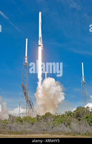 Les deux étages de lanceurs Falcon 9 décollera de lancement de l'espace 40 à Cap Canaveral Air Force Station portant le vaisseau de ravitaillement de dragon à la Station spatiale internationale. Le décollage était à 10:36 HNE. Sur sa 13e mission commerciale services de ravitaillement de la Station spatiale internationale, Dragon, de fournitures, d'équipement et de nouvelles expériences scientifiques pour la recherche technologique. Le SpaceX Dragon spacecraft fournira environ 4 800 livres de fret et de matériel à l'appui des enquêtes scientifiques à bord de la station spatiale. KSC-20171215-PH AWG04 0011 (39076215431) Banque D'Images