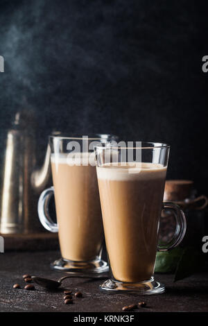 Deux verres à café froid latte macchiato on table sur fond noir Banque D'Images